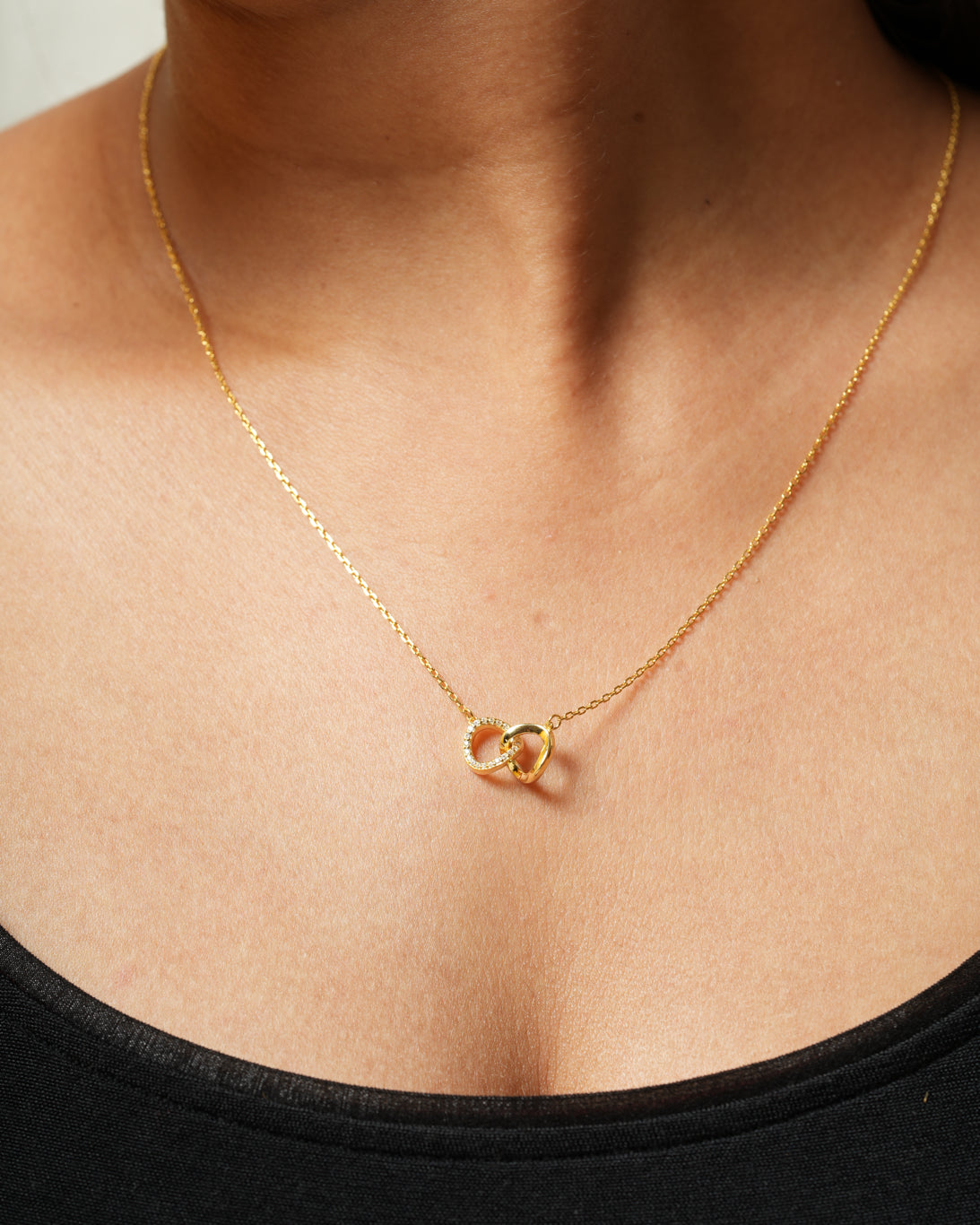 Close up of 925 Sterling Silver Interlocking Circle Pendant Necklace worn by a woman