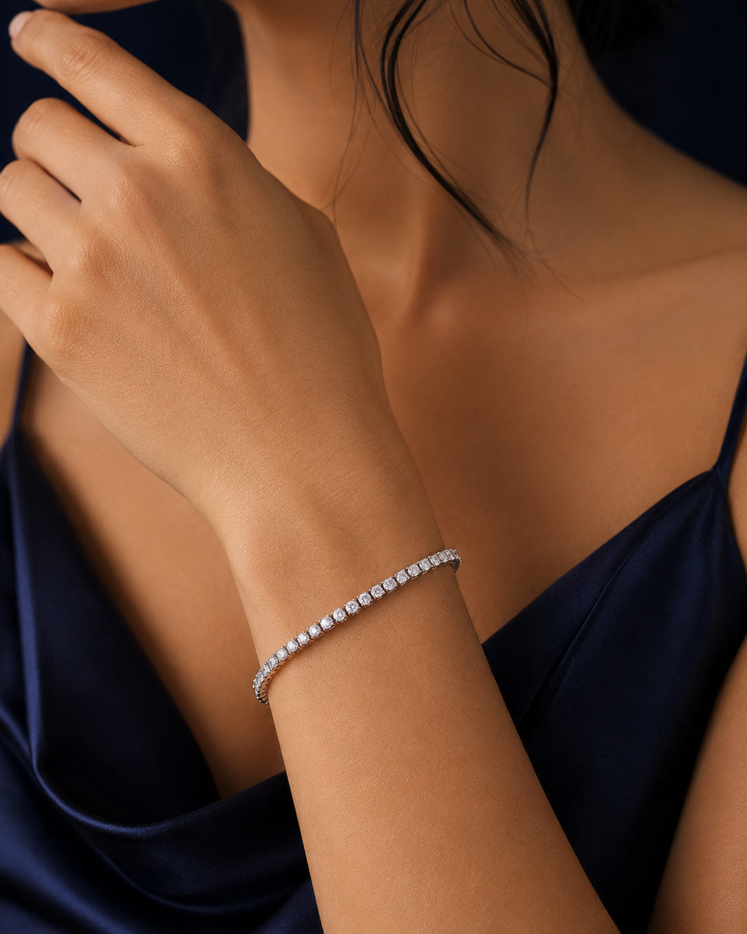 Model waering PEHRO 925 Sterling Silver Celeste Stretch Tennis Bracelet with brilliant round diamond-like stones